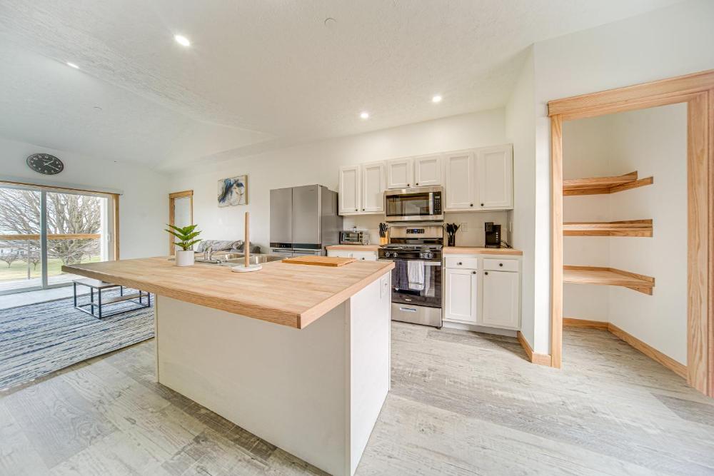 4 Mi to Lake Erie Condo with Golf Course Views!